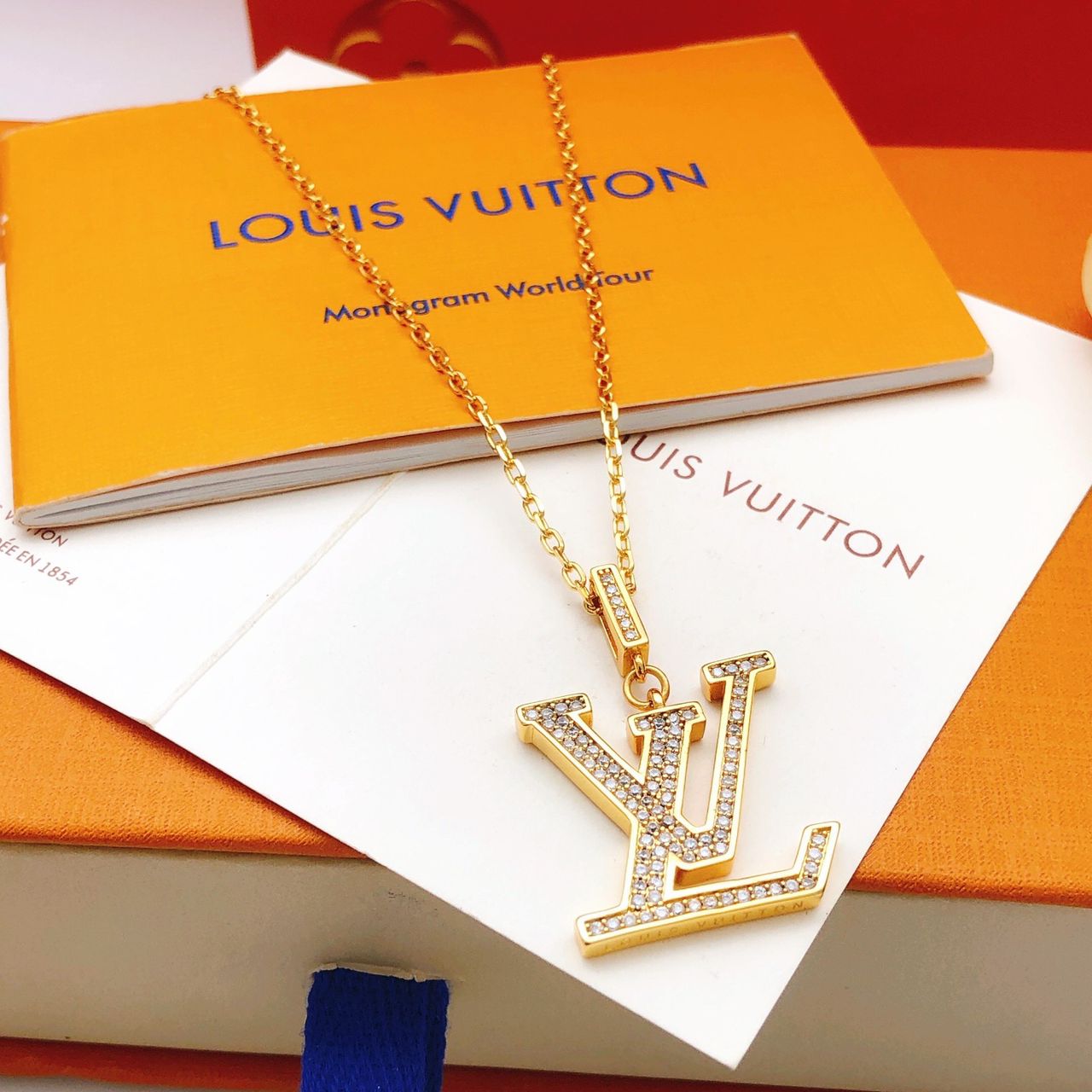 LOU V NECKLACE