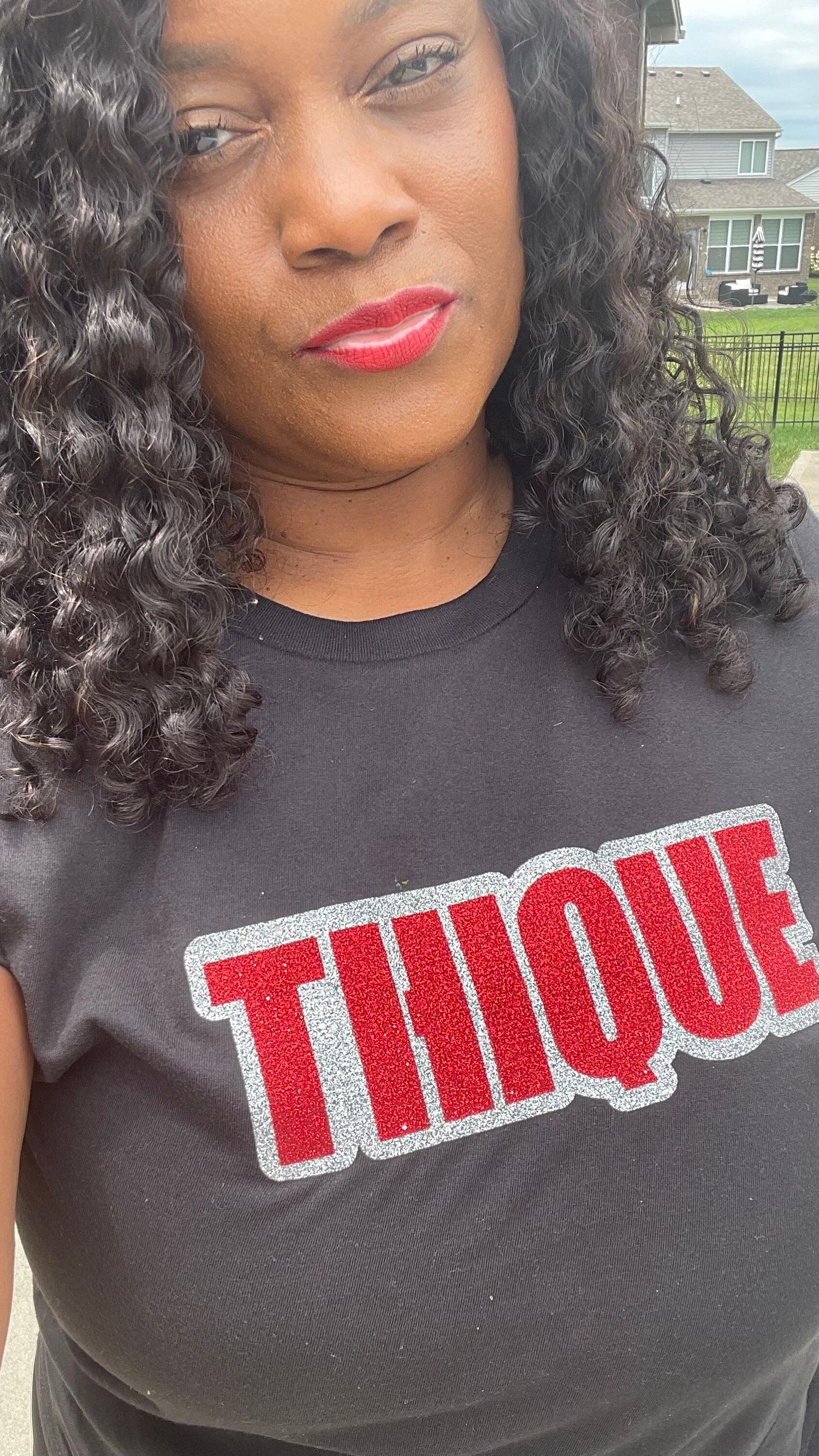 THIQUE TEE